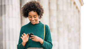 Student checking TUT status on mobile phone