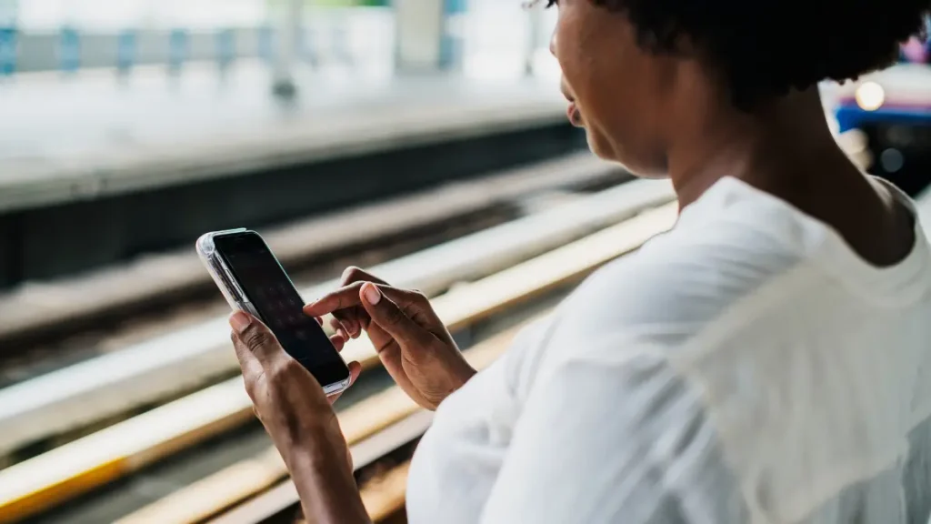 South Africans continue to face rising data bundle costs in 2026, while most major network operators still impose strict expiry dates on prepaid bundles. The issue affects millions of users who lose unused data each month despite having paid for it. This matters now as households across Gauteng and the rest of the country rely on mobile connectivity for work, education, banking, and access to public services.